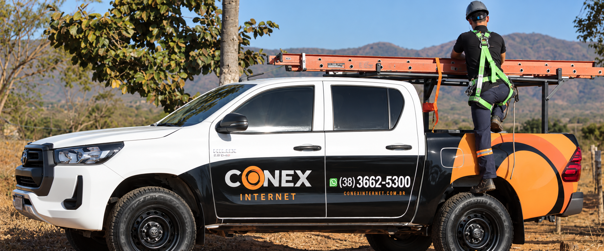 Equipe técnica e veículo da Conex Internet
